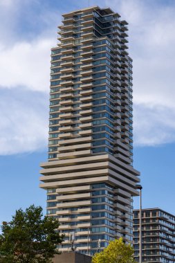 ROTTERDAM, NETHERLANDS - 13 Eylül 2025 - Rotterdam, Hollanda 'da gökyüzüne uzanan modern gökdelen. ROTTERDAM, NETHERLANDS - 13 Eylül 2025 -