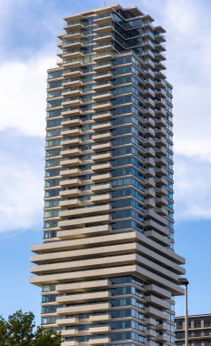 ROTTERDAM, NETHERLANDS - 13 Eylül 2025 - Rotterdam, Hollanda 'da gökyüzüne uzanan modern gökdelen. ROTTERDAM, NETHERLANDS - 13 Eylül 2025 -