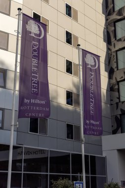 ROTTERDAM, NETHERLANDS - 13 Eylül 2025 - Rotterdam, Hollanda 'da Hilton Hotel Bayraklarını sallayan DoubleTree. ROTTERDAM, NETHERLANDS - 13 Eylül 2025 -