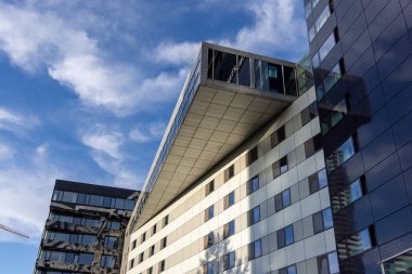 ROTTERDAM, NETHERLANDS - 13 Eylül 2025 - Rotterdam 'daki modern mimari, otelin sarkık yapısına ve bulutlu gökyüzüne sahiptir. ROTTERDAM, NETHERLANDS - 13 Eylül 2025 -