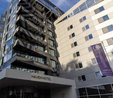 ROTTERDAM, NETHERLANDS - 13 Eylül 2025 - Rotterdam 'daki Hilton ortak binasının yanındaki Haven Hotel ve DoubleTree. ROTTERDAM, NETHERLANDS - 13 Eylül 2025 -