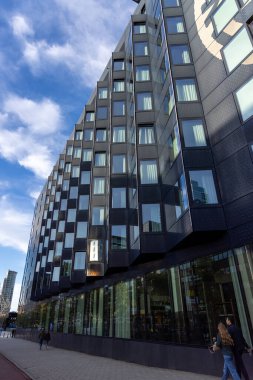 ROTTERDAM, NETHERLANDS - 13 Eylül 2025 - Nhow Hotel Rotterdam, Wilhelminakade Caddesi 'ndeki heybetli cephesini gösteriyor. ROTTERDAM, NETHERLANDS - 13 Eylül 2025 -