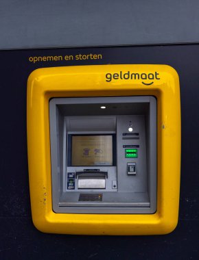 ROTTERDAM, NETHERLANDS - 13 Eylül 2025 - Rotterdam, Hollanda 'daki Geldmaat ATM, geri çekilme ve mevduat seçeneklerini gösteriyor. ROTTERDAM, NETHERLANDS - 13 Eylül 2025 -
