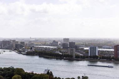 ROTTERDAM, NETHERLANDS - 13 Eylül 2025 Nieuwe Maas nehri ve Katendrecht adasının yer aldığı Rotterdam şehir manzarası. ROTTERDAM, NETHERLANDS - 13 Eylül 2025 -
