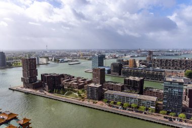 ROTTERDAM, NETHERLANDS - 13 Eylül 2025 - Hollanda 'da modern binalar, kanallar ve limanın yer aldığı Rotterdam şehir manzarası. ROTTERDAM, NETHERLANDS - 13 Eylül 2025 -