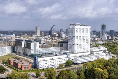 ROTTERDAM, NETHERLANDS - 13 Eylül 2025 - Erasmus MC Üniversitesi Tıp Merkezi bulutlu gökyüzünün altında Rotterdam ufuk çizgisine hakim. ROTTERDAM, NETHERLANDS - 13 Eylül 2025 -
