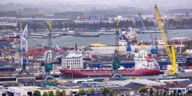 ROTTERDAM, NETHERLANDS - 13 Eylül 2025 Gri Gök Altında Yoğun Liman 'a yanaşan Kargo Gemileri. ROTTERDAM, NETHERLANDS - 13 Eylül 2025 -