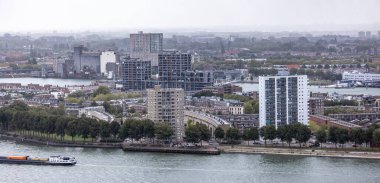 ROTTERDAM, NETHERLANDS - 13 Eylül 2025 - Rotterdam, Hollanda 'daki Nieuwe Maas nehrinde yol alan mavna. ROTTERDAM, NETHERLANDS - 13 Eylül 2025 -