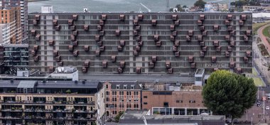 ROTTERDAM, NETHERLANDS - 13 Eylül 2025 - Kalipso binası Rotterdam, Hollanda 'daki balkonlar gibi çıkıntılı kutular içerir. ROTTERDAM, NETHERLANDS - 13 Eylül 2025 -