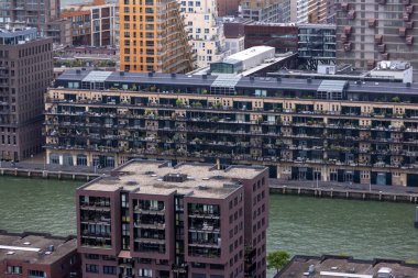 ROTTERDAM, NETHERLANDS - 13 Eylül 2025 - Rotterdam, Hollanda 'daki Nieuwe Maas nehri boyunca yükselen modern yerleşim binaları. ROTTERDAM, NETHERLANDS - 13 Eylül 2025 -