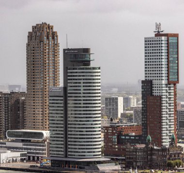 ROTTERDAM, NETHERLANDS - 13 Eylül 2025 - Rotterdam şehir manzarası modern gökdelenleri ve Wilhelminapier limanını bulutlu bir günde gösteriyor. ROTTERDAM, NETHERLANDS - 13 Eylül 2025 -
