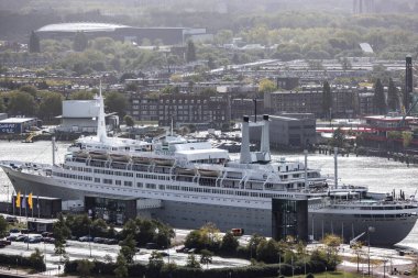 ROTTERDAM, NETHERLANDS - 13 Eylül 2025 - Ss Rotterdam, Hollanda 'da kalıcı olarak demirlemiş, otel ve müze deneyimleri sunmaktadır. ROTTERDAM, NETHERLANDS - 13 Eylül 2025 -