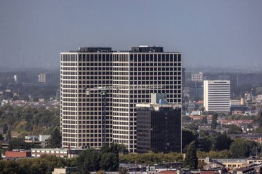 ROTTERDAM, NETHERLANDS - 13 Eylül 2025 Hofpoort kuleleri ve inşaat vincinin yer aldığı Rotterdam şehir manzarası. ROTTERDAM, NETHERLANDS - 13 Eylül 2025 -