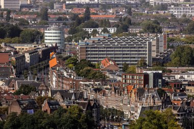 ROTTERDAM, NETHERLANDS - 13 Eylül 2025 - Rotterdam şehir manzarası modern ve tarihi binaları yaz gökyüzü altında gösteriyor. ROTTERDAM, NETHERLANDS - 13 Eylül 2025 -