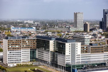 ROTTERDAM, NETHERLANDS - 13 Eylül 2025 - Rotterdam şehrinde bulutlu gökyüzü altında modern binalar yükseliyor. ROTTERDAM, NETHERLANDS - 13 Eylül 2025 -