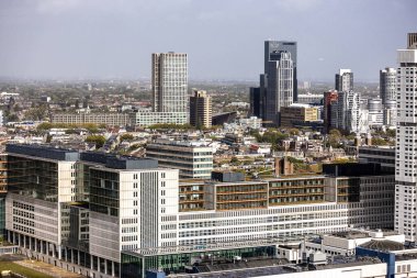 ROTTERDAM, NETHERLANDS - 13 Eylül 2025 Hollanda 'da bulutlu bir gökyüzü altında Rotterdam' ın modern ve eski binaları. ROTTERDAM, NETHERLANDS - 13 Eylül 2025 -