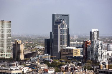 ROTTERDAM, NETHERLANDS - 13 Eylül 2025 - Rotterdam şehir manzarası Del Little Poort binası ve modern mimari. ROTTERDAM, NETHERLANDS - 13 Eylül 2025 -