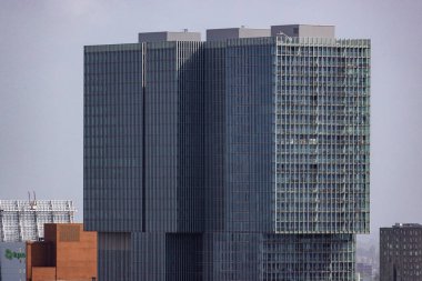 ROTTERDAM, NETHERLANDS - 13 Eylül 2025 - Rotterdam şehir manzarasında yükselen De Rotterdam binası. ROTTERDAM, NETHERLANDS - 13 Eylül 2025 -