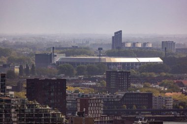 ROTTERDAM, NETHERLANDS - 13 Eylül 2025 Feyenoord Stadyumu puslu bir günde Rotterdam 'a hakim oldu. ROTTERDAM, NETHERLANDS - 13 Eylül 2025 -