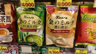 SEOUL, Güney Kore - 11 Ekim 2025 - Japon ve Kore şekerleri bir süpermarket rafında fiyat etiketleriyle sergileniyor