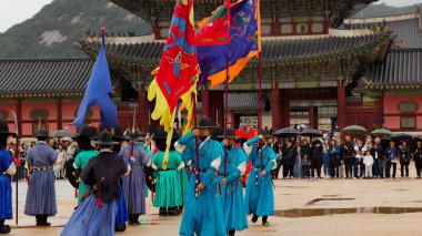 SEOUL, Güney Kore - 11 Ekim 2025 - Geleneksel renkli üniformalı Koreli muhafızlar Gyeongbokgung Sarayı 'nda kraliyet töreni düzenliyorlar.