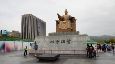 SEOUL, Güney Kore - 11 Ekim 2025 - Gwanghwamun Meydanı 'nda bulutlu bir günde Büyük Kral Sejong heykeli