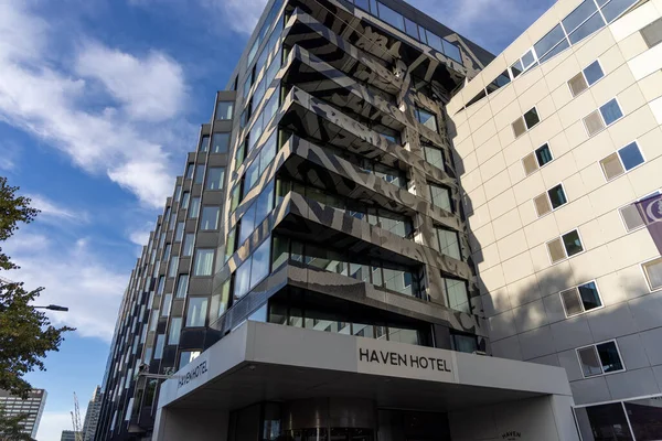 ROTTERDAM, NETHERLANDS - 13 Eylül 2025 Hollanda, Rotterdam 'daki Haven Oteli çarpıcı mimariyi gözler önüne seriyor. ROTTERDAM, NETHERLANDS - 13 Eylül 2025 -