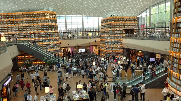 SEOUL, Güney Kore - 11 Ekim 2025 - Starfield Kütüphanesi 'nde büyük kitaplıklar ve COEX AVM içinde keşif yapan birçok insan