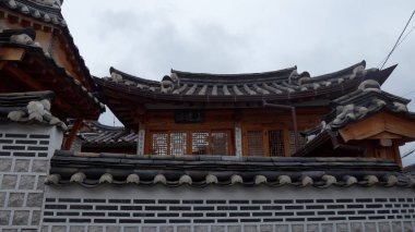 Geleneksel Hanok çatıları ve Bukchon Hanok Köyü, Seul, Güney Kore 'deki ahşap yapılar.