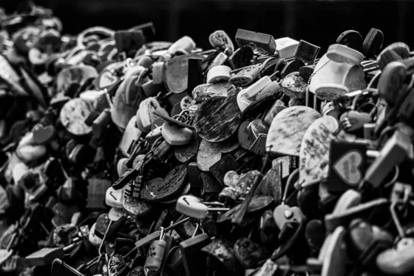 Bir duvarı kaplayan asma kilit Kore 'de kalıcı bağlılığı ve sevgiyi simgeliyor.