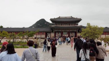 SEOUL, Güney Kore - 11 Ekim 2025 Güney Kore 'deki Gyeongbokgung Sarayı kapısının önünden geçen insanlar