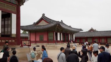 SEOUL, Güney Kore - 11 Ekim 2025 Gyeongbokgung Sarayı avlusunda geleneksel Kore mimarisini keşfeden turistler