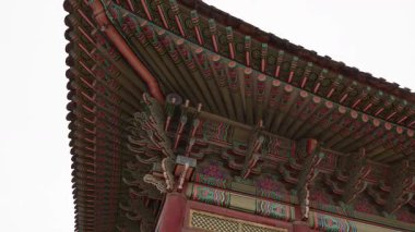 SEOUL, Güney Kore - 11 Ekim 2025 Gyeongbokgung Sarayı Ahşap sahalarında geleneksel Dancheong tablosu sergileniyor