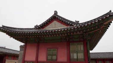 SEOUL, Güney Kore - 11 Ekim 2025 Gyeongbokgung Sarayı Renkli dancheong saçaklarıyla geleneksel bir Kore kiremit çatısını gösteriyor