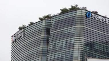 SEOUL, Güney Kore - 11 Ekim 2025 - Kore Kalkınma Bankası binasının modern cam cephesi açık bir gökyüzüne karşı