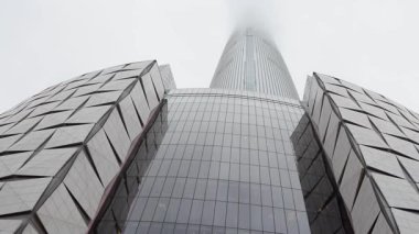 SEOUL, Güney Kore - 11 Ekim 2025 - Lotte Dünya Kulesi, geometrik cepheli modern bir gökdelen, sise doğru yükseliyor