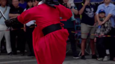 SEOUL, Güney Kore - 11 Ekim 2025 - Geleneksel kostüm içinde seyirci için kılıç dansı gösterisi