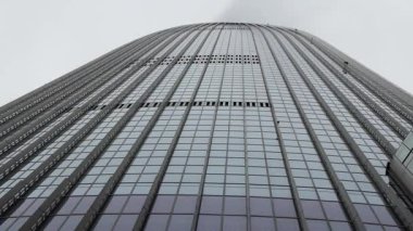 SEOUL, Güney Kore - 11 Ekim 2025 - Lotte Dünya Kulesi 'nin gökyüzüne yükselen modern cam cephesi, kentsel gelişimi simgeliyor