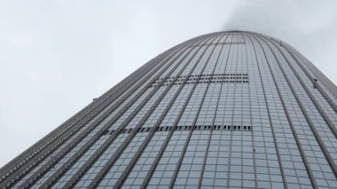 SEOUL, Güney Kore - 11 Ekim 2025 Lotte Dünya Kulesi gökdelenleri bulutlu gökyüzüne ulaşıyor