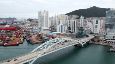 BUSAN, Güney Kore - 10 Ekim 2025 - Busan şehri kentsel binalar ve yoğun bir liman altyapısı ile genişliyor