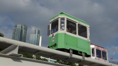 BUSAN, Güney Kore - 10 Ekim 2025 - Gökyüzü Kapsülü modern binalar ve bulutlu gökyüzü ile yüksek bir pistte hareket ediyor