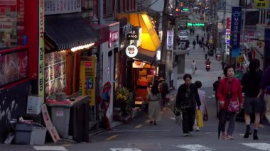 SEOUL, Güney Kore - 11 Ekim 2025 - Itaewon, Seul, Güney Kore 'de kalabalık bir ticari caddede yürüyen insanlar