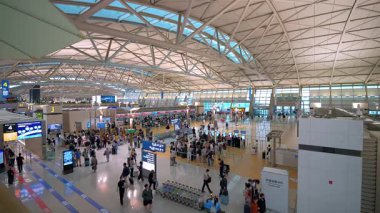 SEOUL, GÜNEY KOREA - 11 Ekim 2025 - Güney Kore 'deki modern ve ferah Incheon Uluslararası Havalimanı terminali binasından geçen gezginler