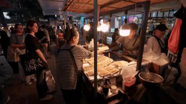 SEOUL, Güney Kore - 11 Ekim 2025 - Myeongdong sokak pazarı geceleri nefis Kore sokak yemekleri alan insanlarla dolup taşıyor