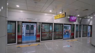 SEOUL, Güney Kore - 11 Ekim 2025 Modern Seul metro istasyonuna giriş yapan tren perdeleri açık.