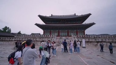 SEOUL, Güney Kore - 11 Ekim 2025 - Bulutlu bir günde Gyeongbokgung Sarayı avlusunu keşfeden turistler, Kore mirasını deneyimlediler