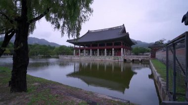 SEOUL, Güney Kore - 11 Ekim 2025 Gyeonghoeru Pavyonu Bulutlu bir günde Gyeongbokgung Sarayı 'nın göletinde duruyor.