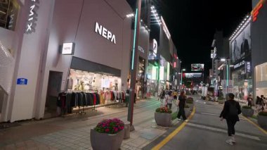 BUSAN, GÜNEY KOREA - 10 EKİM 2025 - Kalabalık bir ticari cadde boyunca yürüyenler