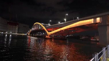 BUSAN, Güney Kore - 10 Ekim 2025 - Yeongdodaegyo köprüsü şehrin ufuk çizgisini aydınlatıyor ve Busan 'da su yansıtan ışıklar