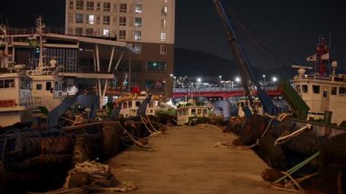 BUSAN, Güney Kore - 10 Ekim 2025 - Busan, Güney Kore 'de bir rıhtımda park etmiş balıkçı tekneleri